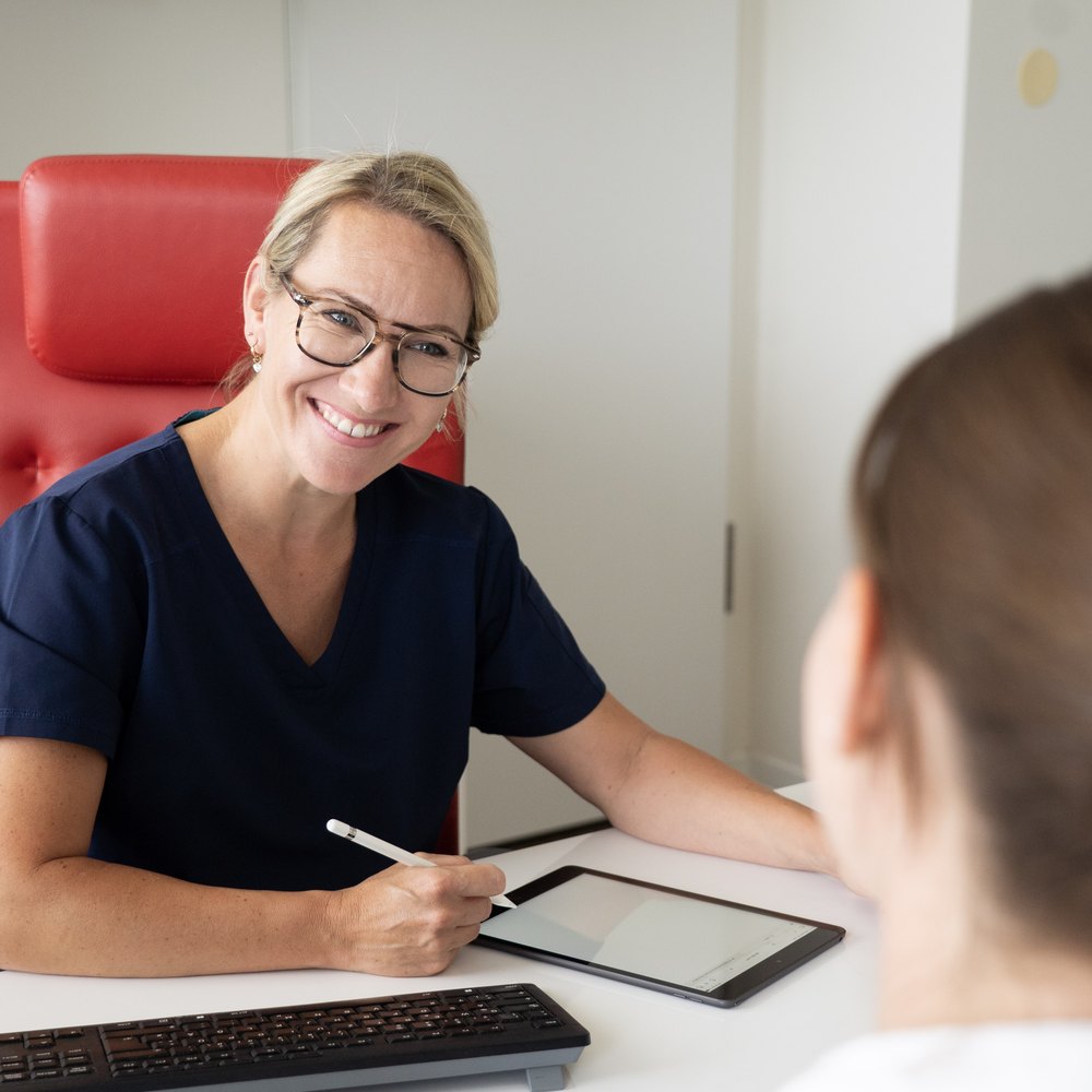 Dr. med. Susanne de Rossi im Patientengespräch im Sprechzimmer der Praxis medGAIN